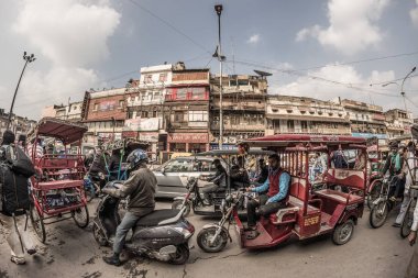 Delhi, Hindistan - 27 Ocak 2017: Chandni Chowk'tan, eski Delhi, ünlü seyahat hedef Hindistan sıradan crowdy şehir yaşam. Balıkgözü görünümü.