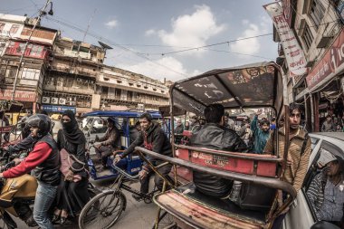 Delhi, Hindistan - 27 Ocak 2017: Chandni Chowk'tan, eski Delhi, ünlü seyahat hedef Hindistan sıradan crowdy şehir yaşam. Balıkgözü görünümü.