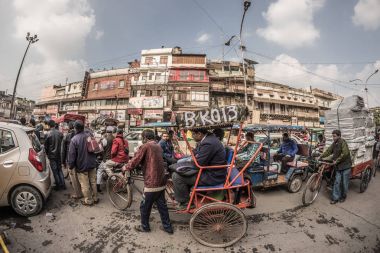 Delhi, Hindistan - 27 Ocak 2017: Chandni Chowk'tan, eski Delhi, ünlü seyahat hedef Hindistan sıradan crowdy şehir yaşam. Balıkgözü görünümü.