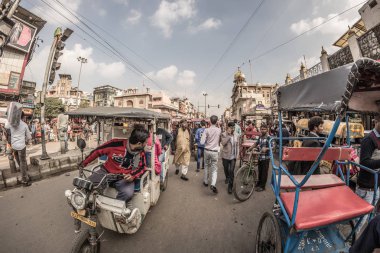 Delhi, Hindistan - 27 Ocak 2017: Chandni Chowk'tan, eski Delhi, ünlü seyahat hedef Hindistan sıradan crowdy şehir yaşam. Balıkgözü görünümü.