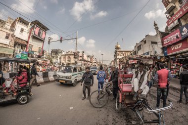 Delhi, Hindistan - 27 Ocak 2017: Chandni Chowk'tan, eski Delhi, ünlü seyahat hedef Hindistan sıradan crowdy şehir yaşam. Balıkgözü görünümü.