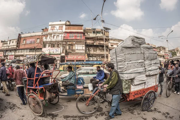 Delhi, Hindistan - 27 Ocak 2017: Chandni Chowk'tan, eski Delhi, ünlü seyahat hedef Hindistan sıradan crowdy şehir yaşam. Balıkgözü görünümü.