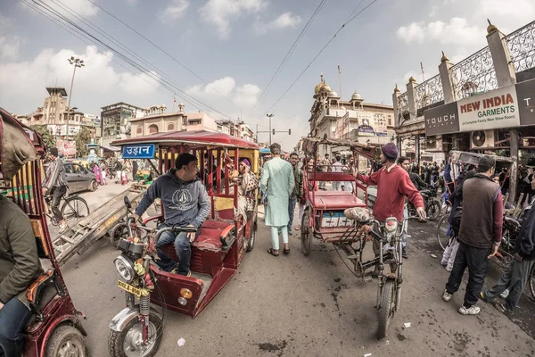 Delhi, India - January 27, 2017: ordinary crowdy city life at Chandni Chowk, Old Delhi, famous travel destination in India. Fisheye view. — Stock Photo, Image
