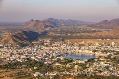 Pushkar, kutsal göl ve çevresindeki tepeler ve kırsal manzara beldesi hava görünümünü. Rajasthan, Hindistan'da seyahat hedef.