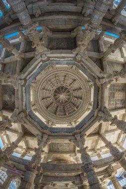 Ranakpur, Hindistan - 2 Şubat 2017: İç Ranakpur, Rajasthan, Hindistan görkemli jainist tapınakta. Mimari Detaylar taş oymalar, ultra geniş açı balık görünümü göz..