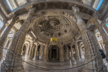 Ranakpur, Hindistan - 2 Şubat 2017: İç Ranakpur, Rajasthan, Hindistan görkemli jainist tapınakta. Mimari Detaylar taş oymalar, ultra geniş açı balık görünümü göz..