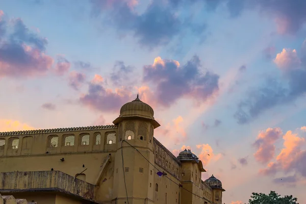 O Palácio da Cidade em Jaipur, capital de Rajasthan, Índia. Detalhes arquitetônicos com céu cênico dramático ao pôr do sol . — Fotografia de Stock