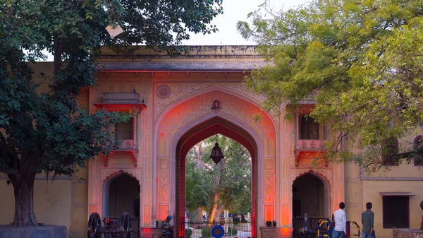Τζαϊπούρ, Ινδία - 5 Φεβρουαρίου 2017: Το παλάτι της πόλης πύλη εισόδου στο Jaipur, πρωτεύουσα πόλη του Ρατζαστάν, Ινδία. — Φωτογραφία Αρχείου