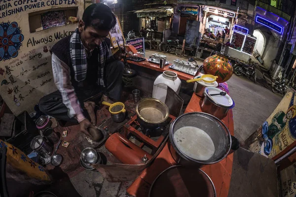 Bundi, India - February 11, 2017: Man grinding spices to make indian milk tea or chai in a famous street food stall in Bundi, Rajasthan, India. — Stock Photo, Image