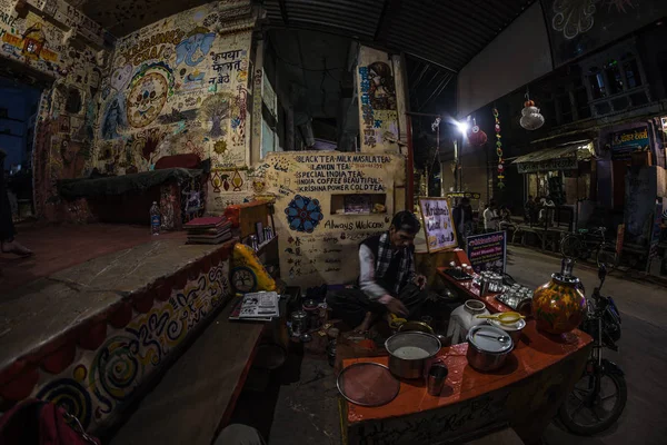 Bundi, Hindistan - 11 Şubat 2017: Hint süt çay veya chai Bundi, Rajasthan, Hindistan bir ünlü sokak gıda ahır yapmak Baharat Öğütme adam. — Stok fotoğraf