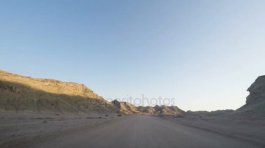 Yoldan çakıl Namib Çölü'nde üzerinde ay yatay olarak sürüş, Namibya, Afrika hedef, seyahat. Araba bağlı kameradan görüntülemek.