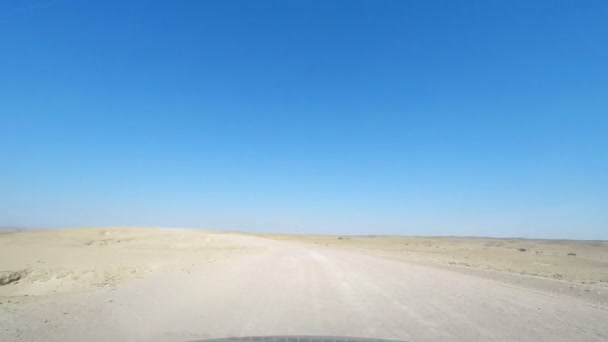 Yoldan çakıl Namib Çölü'nde üzerinde ay yatay olarak sürüş, Namibya, Afrika hedef, seyahat. Araba bağlı kameradan görüntülemek. — Stok video