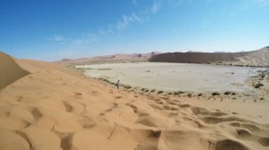 Turist Sossusvlei, Namib Çölü, Namib Naukluft Milli Parkı, Namibya doğal tepeleri üzerinde yürüme. Öğleden sonra ışık. Macera ve keşif Afrika.