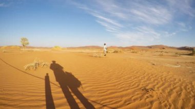 Turist Sossusvlei, Namib Çölü, Namib Naukluft Milli Parkı, Namibya doğal tepeleri üzerinde yürüme. Öğleden sonra ışık. Macera ve keşif Afrika.