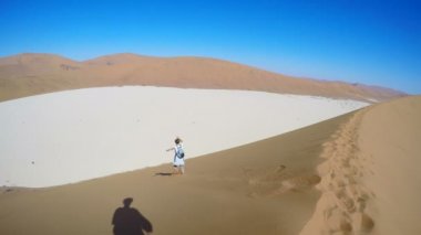 Turist Sossusvlei, Namib Çölü, Namib Naukluft Milli Parkı, Namibya doğal tepeleri üzerinde yürüme. Öğleden sonra ışık. Macera ve keşif Afrika.