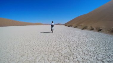 Turist Sossusvlei, Namib Çölü, Namib Naukluft Milli Parkı, Namibya doğal tepeleri üzerinde yürüme. Öğleden sonra ışık. Macera ve keşif Afrika.