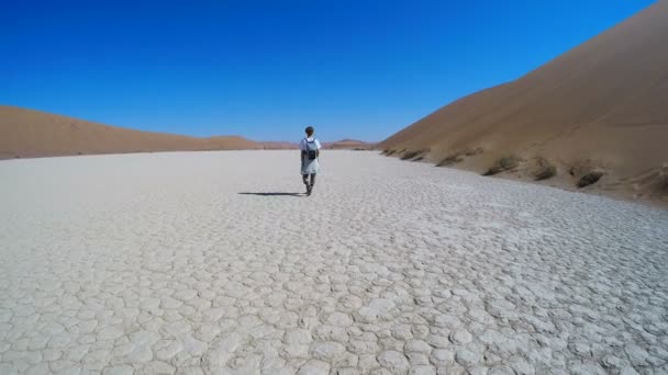 旅游在纳米比亚纳米布诺克国家公园的索苏斯，纳米布沙漠景区沙丘上行走。午后的阳光。冒险和探索在非洲. — 图库视频影像