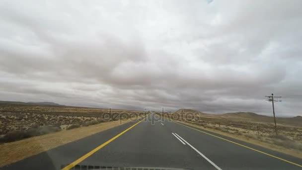 Güney Afrika'da çiçek açan Namaqualand geçiş iki şeritli bir yol üzerinde sürüş. Araba bağlı kameradan görüntülemek. — Stok video