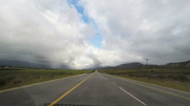 Güney Afrika'da çiçek açan Namaqualand geçiş iki şeritli bir yol üzerinde sürüş. Araba bağlı kameradan görüntülemek.