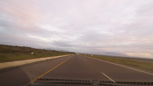 Körning på två körfält passerar den blommande Namaqualand i Sydafrika. Visa från bil monterad kamera. — Stockvideo