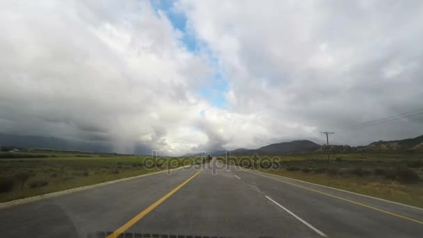 Conduite sur une route à deux voies traversant la florissante Namaqualand en Afrique du Sud. Vue de la caméra montée sur voiture .