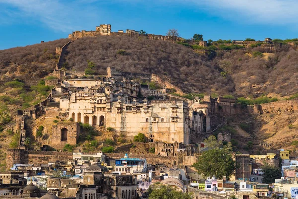 Paisaje urbano de Bundi, destino de viaje en Rajastán, India. El majestuoso fuerte encaramado en la ladera de la montaña con vistas a la ciudad azul . — Foto de Stock