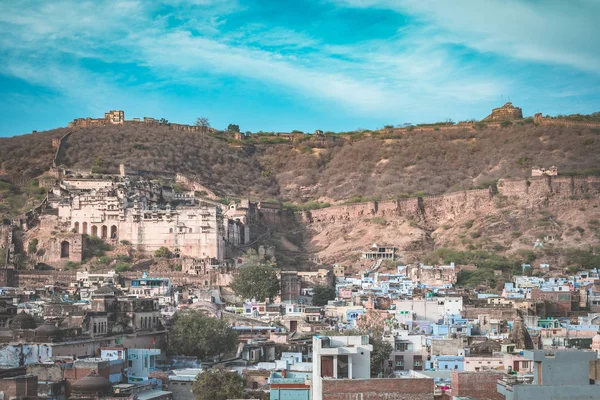 Paisaje urbano de Bundi, destino de viaje en Rajastán, India. El majestuoso fuerte encaramado en la ladera de la montaña con vistas a la ciudad azul . — Foto de Stock