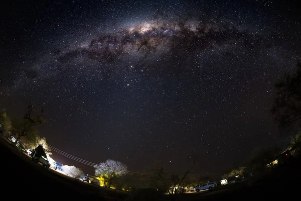 Κατασκήνωση κάτω από έναστρο ουρανό και Milky Way τόξου, με λεπτομέρειες από πολύχρωμα πυρήνα της, εξαιρετικά φωτεινό, συλλαμβάνεται στη Νότια Αφρική. Περιπέτεια στην άγρια φύση. — Φωτογραφία Αρχείου