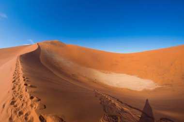 Doğal sırtlar Sossusvlei, Namib Naukluft Milli Parkı, kum tepeleri Turizm en iyi ve Namibya cazibe seyahat. Macera ve keşif Afrika.