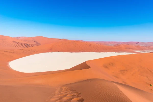 The scenic Sossusvlei and Deadvlei, clay and salt pan surrounded by majestic sand dunes. Namib Naukluft National Park, travel destination in Namibia. Ultra wide. — Stock Photo, Image