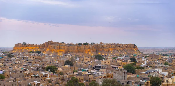 Paysage urbain de Jaisalmer au crépuscule. Le majestueux fort dominant la ville. Destination touristique pittoresque et attraction touristique célèbre dans le désert de Thar, Rajasthan, Inde . — Photo