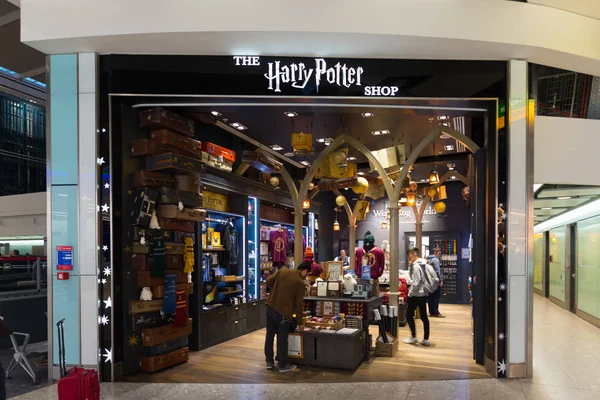 Harry Potter sklepu na lotnisku Heathrow w Londynie, Wielkiej Brytanii. — Zdjęcie stockowe