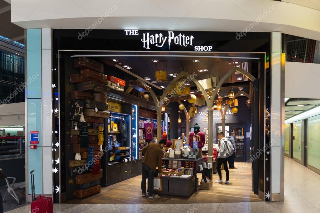 Harry Potter Store al terminal dell aeroporto di Heathrow a Londra Regno Unito Foto stock editoriale di fbxx 154374506