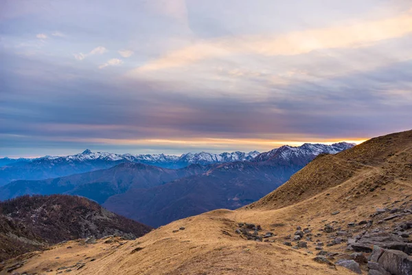 Última luz solar quente no vale alpino com picos de montanha brilhantes e nuvens cênicas. Alpes franceses italianos, destino de viagem de verão . — Fotografia de Stock