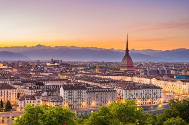 Renkli moody gökyüzü ile alacakaranlıkta Cityscape Torino (Turin, İtalya). Aşağıdaki ışıklı şehir üzerinde yükselen Mole Antonelliana.