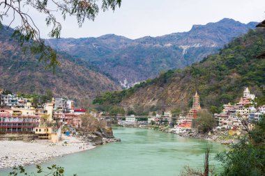 Rishikesh, kutsal kasaba ve Hindistan 'da seyahat yeri. Ganges Nehri, Himalayalar 'dan dağ arasında akar