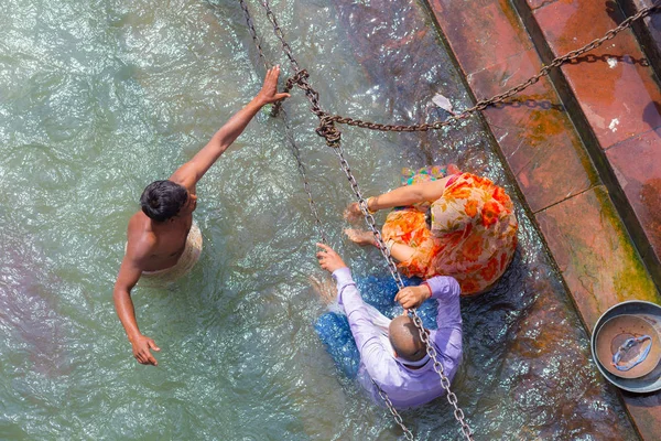 Haridwar, Hindistan - 11 Mart 2017: Hindu dini için kutsal şehir Haridwar, Hindistan 'daki Ganj Nehri' nde yıkanan ve abdest alan kimliği belirsiz insanlar. — Stok fotoğraf
