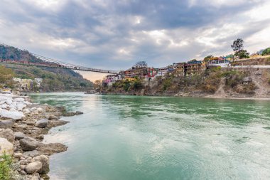 Rishikesh, kutsal şehir ve Hindistan'da seyahat hedef dramatik gökyüzü. Renkli gökyüzü ve bulutlar Ganj Nehri üzerinde yansıtan. 