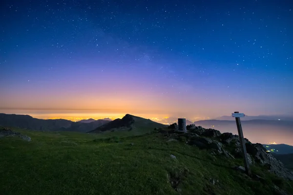 Der herrliche sternenhimmel über torino (turin, italien) von der majestätischen gebirgskette der italienischen alpen, mit leuchtenden lichtern des tales darunter. — Stockfoto