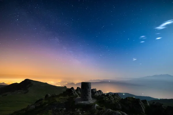 De prachtige sterrenhemel boven Torino (Turijn, Italië) van de majestueuze bergketen van de Italiaanse Alpen, met gloeiende lichten van de vallei hieronder. — Stockfoto