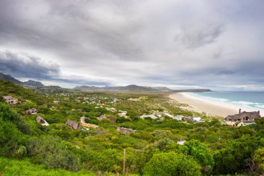 Doğal Noordhoek plaj kışın dramatik gökyüzü ile. Panoramik görünüm üzerinden Chapman'ın en yüksek sürücü, Cape Yarımadası, Cape Town, Güney Afrika.