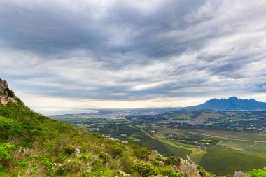 Cape Town dan efendim Lowry's Pass, Güney Afrika hava görünümünü. Kış sezonu, bulutlu ve dramatik gökyüzü.