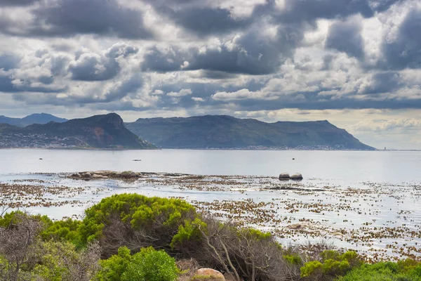 O litoral mais meridional da África do Sul que leva ao Cabo Agulhas, visto da Península do Cabo, é um dos destinos de viagem mais cénicos da África do Sul. Céu dramático no inverno . — Fotografia de Stock