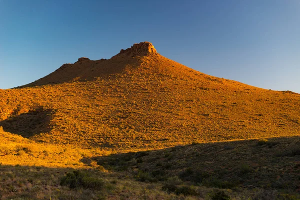 Majestätische landschaft im karoo nationalpark, südafrika. malerische Tafelberge, Schluchten und Klippen bei Sonnenuntergang. Abenteuer und Entdeckungen in Afrika, Sommerurlaub. — Stockfoto