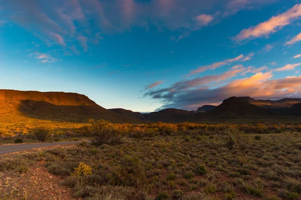 Majestuoso paisaje en el Parque Nacional Karoo, Sudáfrica. Montañas de mesa escénicas, cañones y acantilados al atardecer. Aventura y exploración en África, vacaciones de verano . — Foto de Stock