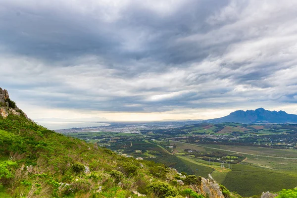 Luchtfoto van Kaapstad van Sir Lowry van Pass, Zuid-Afrika. Winterseizoen, bewolkt en dramatische hemel. — Stockfoto