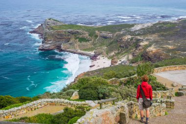 Ümit Burnu ve Dias Beach, Güney Afrika doğal seyahat hedef görünümünü bakarak turist Cape Point hiking. Masa Dağı Milli Parkı, Cape Yarımadası.