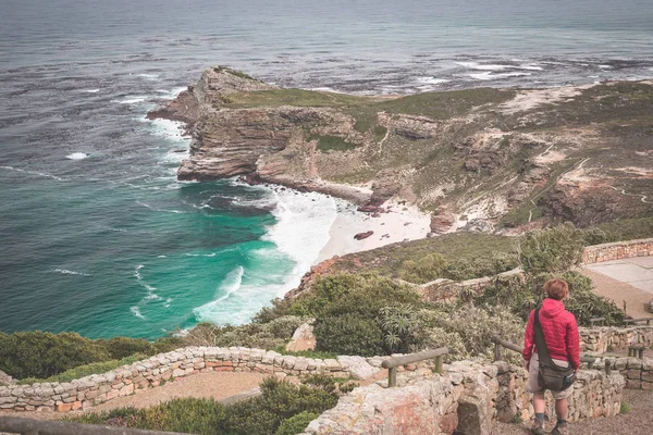 Senderismo turístico en Cape Point, con vistas al Cabo de Buena Esperanza y a la playa de Dias, destino turístico en Sudáfrica. Parque Nacional Table Mountain, Península del Cabo. Imagen tonificada . —  Fotos de Stock
