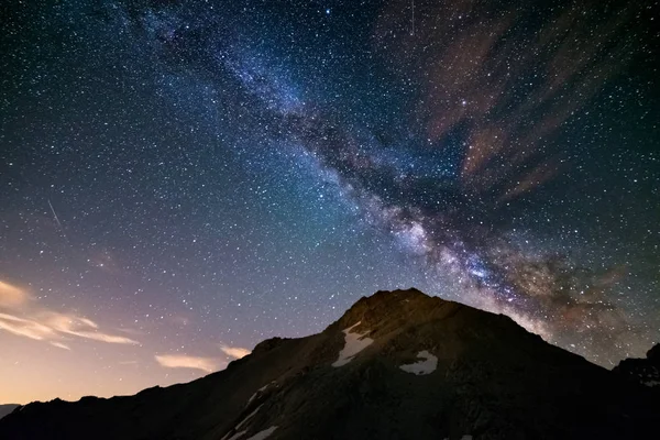 Den färgglada glödande kärnan av Vintergatan och stjärnhimlen fångas på hög höjd i sommaren på de italienska Alperna, Torino provinsen. — Stockfoto