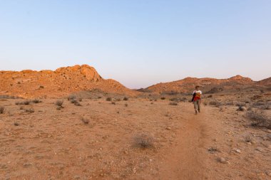 Namib Çölü, Namib Naukluft Milli Parkı, Namibya hiking bir kişi. Macera ve keşif Afrika. Açık mavi gökyüzü.